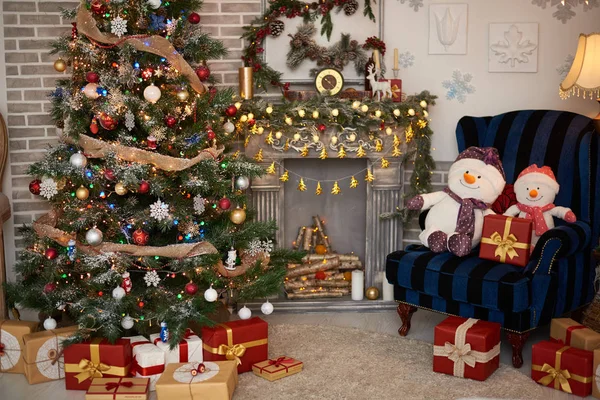 Interior Moderno Com Bela Árvore Natal Decorada Presentes — Fotografia de Stock