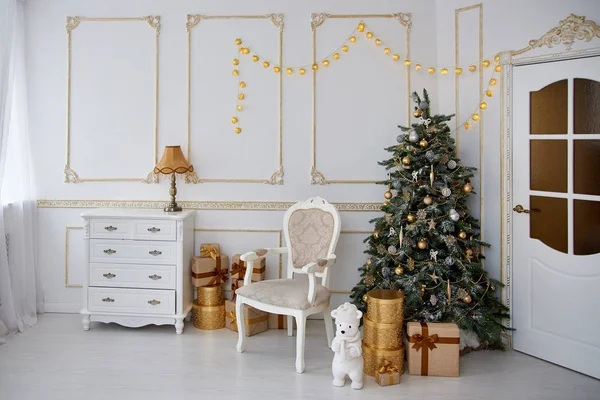 Modern Belső Tér Gyönyörű Díszített Karácsonyfa Ajándékok — Stock Fotó