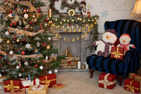 Interior Moderno Com Bela Árvore Natal Decorada Presentes — Fotografia de Stock