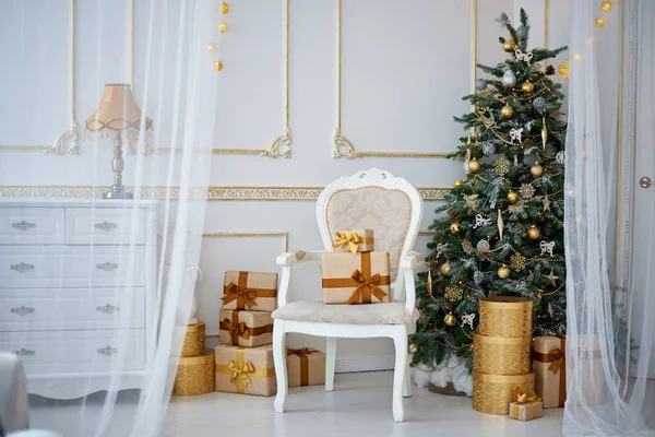 Modern Belső Tér Gyönyörű Díszített Karácsonyfa Ajándékok — Stock Fotó