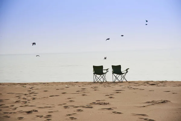 Cadeiras Pesca Praia Arenosa — Fotografia de Stock