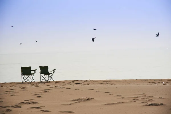 Cadeiras Pesca Praia Arenosa — Fotografia de Stock