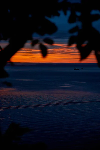 Чудесный Пейзаж Багровое Солнце Спускается Морю — стоковое фото