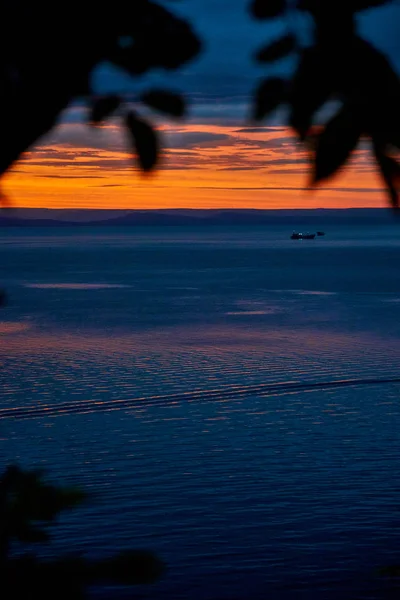 Maravilhosa Paisagem Sol Carmesim Desce Mar — Fotografia de Stock