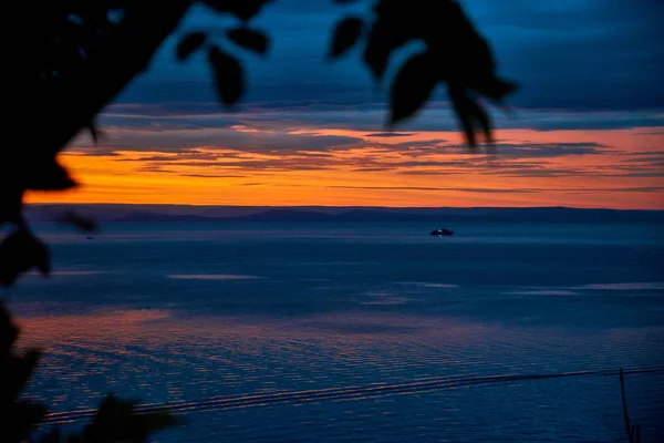 Maravilhosa Paisagem Sol Carmesim Desce Mar — Fotografia de Stock