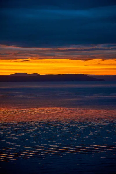 Meraviglioso Paesaggio Sole Cremisi Scende Verso Mare — Foto Stock