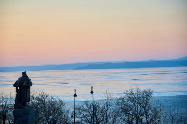 Fruset Vinterlandskap Med Snö Och Sjö — Stockfoto