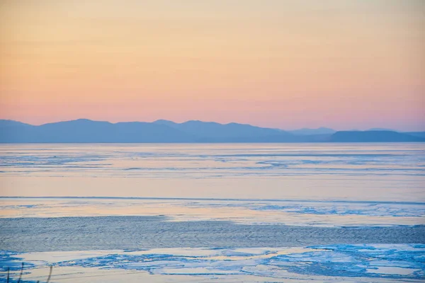 Заморожений Зимовий Пейзаж Снігом Озером — стокове фото