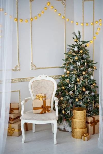 Modernes Interieur Mit Schön Geschmücktem Weihnachtsbaum Und Geschenken lizenzfreie Stockfotos