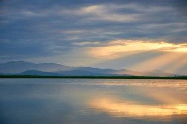 Yaz gölünün üzerinde güzel bir gün batımı.