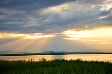 Yaz gölünün üzerinde güzel bir gün batımı.