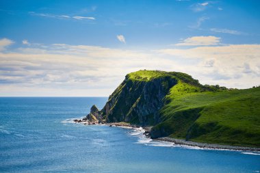 Güneşli bir günde Denizde kayalık bir ada 