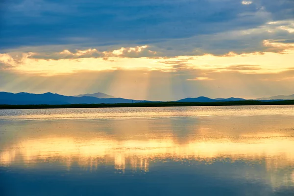 Vista Panorâmica Pôr Sol Lago Montanha — Fotografia de Stock