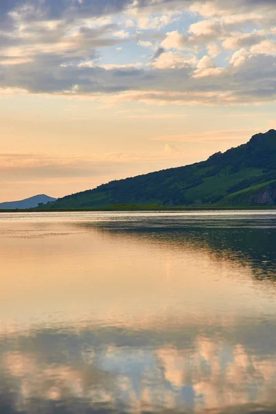 Schilderachtig Uitzicht Zonsondergang Het Bergmeer — Stockfoto