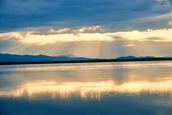 Vista Panorámica Puesta Sol Lago Montaña — Foto de Stock