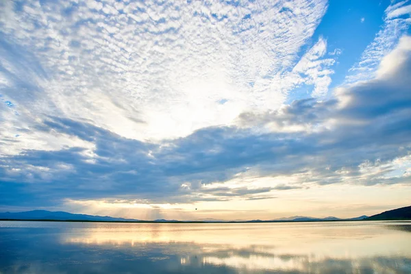 Hermoso Atardecer Sobre Lago Verano — Foto de Stock