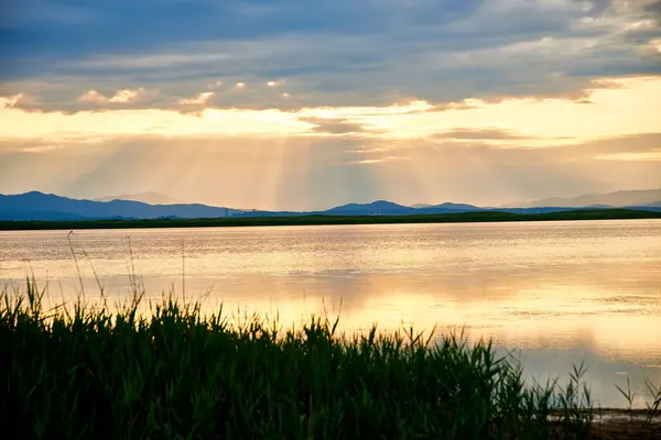 Belo Pôr Sol Sobre Lago Verão — Fotografia de Stock