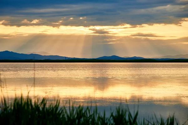 Belo Pôr Sol Sobre Lago Verão — Fotografia de Stock