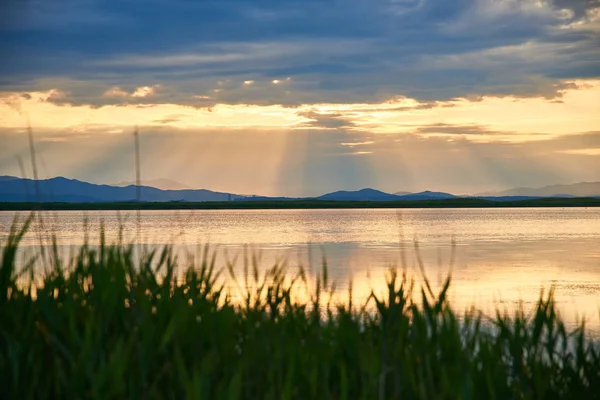 Belo Pôr Sol Sobre Lago Verão — Fotografia de Stock