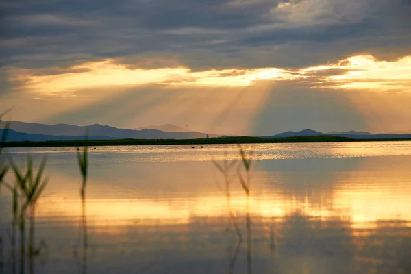 Belo Pôr Sol Sobre Lago Verão — Fotografia de Stock