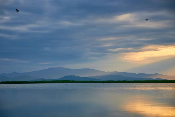 Hermoso Atardecer Sobre Lago Verano — Foto de Stock