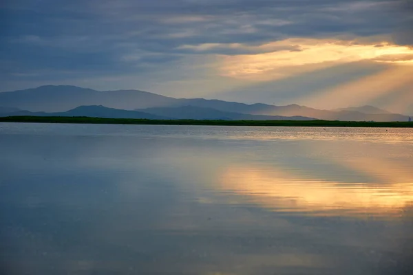 Hermoso Atardecer Sobre Lago Verano — Foto de Stock