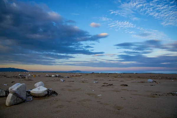 Maravilhosa Paisagem Sol Carmesim Desce Mar — Fotografia de Stock