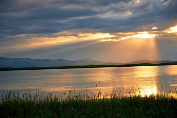 Maravilhosa Paisagem Sol Carmesim Desce Mar — Fotografia de Stock