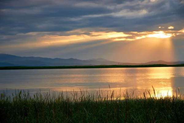 Wunderbare Landschaft Die Tiefrote Sonne Steigt Zum Meer Hinab — Stockfoto