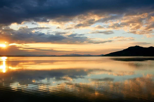 Maravilhosa Paisagem Sol Carmesim Desce Mar — Fotografia de Stock