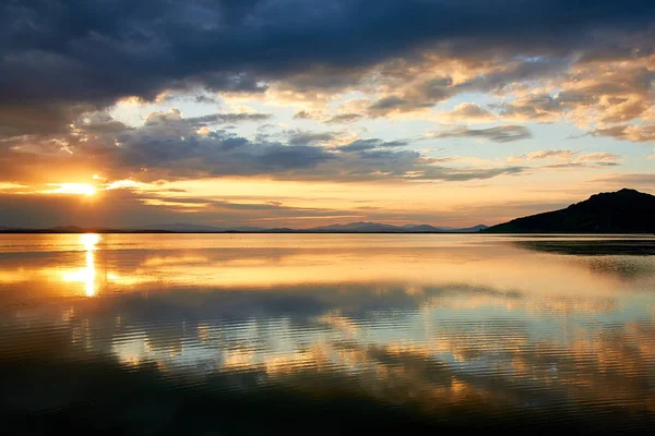 Wunderbare Landschaft Die Tiefrote Sonne Steigt Zum Meer Hinab — Stockfoto