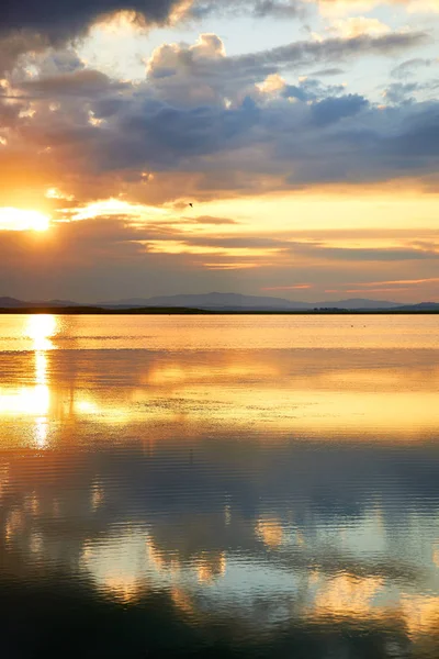 Nádhernou Krajinu Karmínové Slunce Sestupuje Moři — Stock fotografie