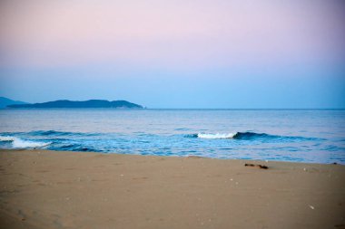 Güzel sahil ve deniz manzarası sabah 