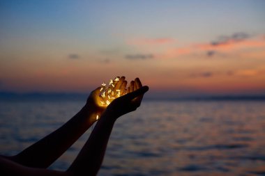 Noel ışıklarını tutan eller 