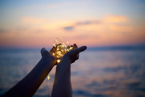 Manos Sosteniendo Luces Navidad —  Fotos de Stock