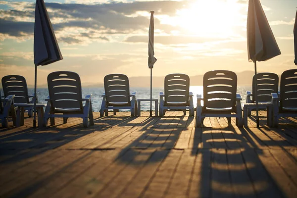 Strandkörbe Auf Der Seebrücke Bei Sonnenuntergang — Stockfoto