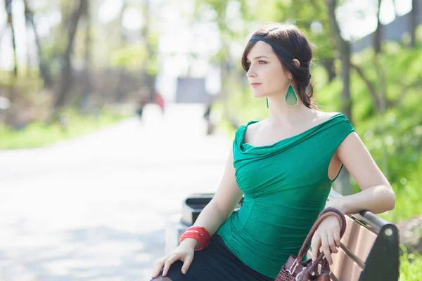 Jeune Femme Marchant Dans Jardin — Photo