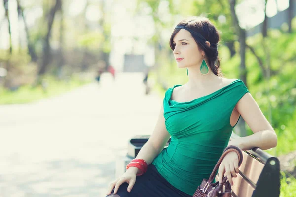 Jeune Femme Marchant Dans Jardin — Photo