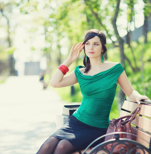 Junge Frau Geht Garten Spazieren — Stockfoto