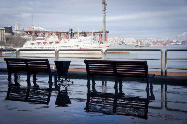 都市部の海岸にある港は — ストック写真