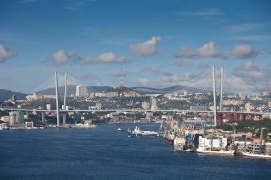 Şehir kıyısındaki liman