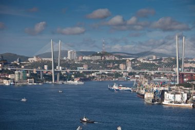 Şehir kıyısındaki liman