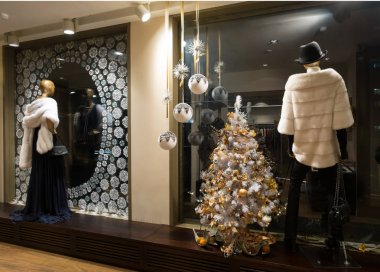 Büyük bir moda mağazası var.