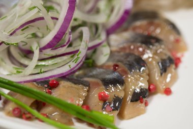 Lezzetli yemekler tabağa yakın görünüyor.