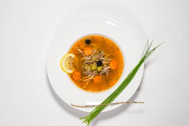 Lezzetli yemekler tabağa yakın görünüyor.