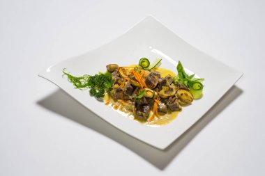 Tabak yakın görüntüsünde lezzetli yemek