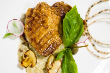 Tabak yakın görüntüsünde lezzetli yemek