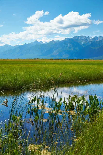 Naturskön Utsikt Med Berg Och Sjö — Stockfoto