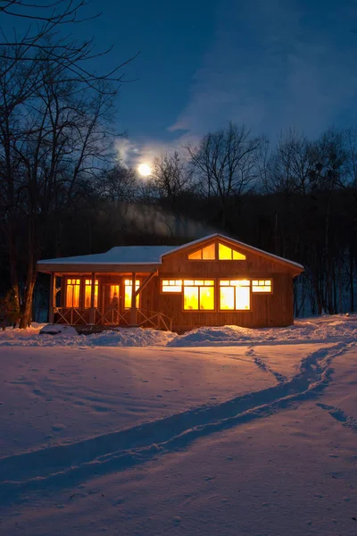 Деревянный Дом Ночью Снегом Зимой — стоковое фото