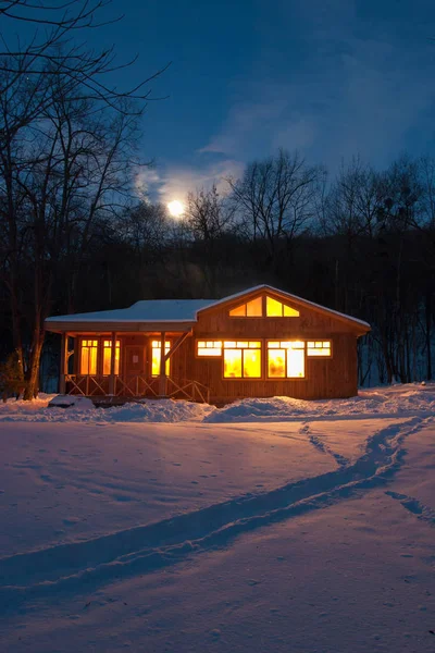 冬は雪の降る夜の木造住宅 — ストック写真
